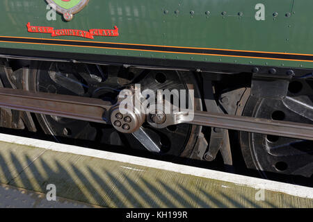 Locomotiva a vapore di marcia vicino fino al bordo della piattaforma ferroviaria su east lancashire railway in bury LANCASHIRE REGNO UNITO Foto Stock