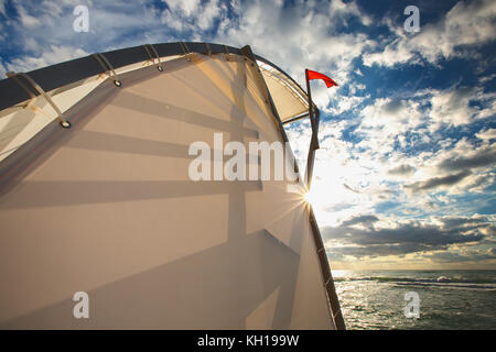 Bandiera rossa e mare e life guard stand Foto Stock