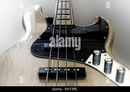 Close-up di un parafango-elettrico stile jazz bass guitar Foto Stock