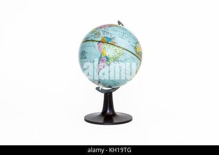 Un piccolo globo geografico su sfondo bianco Foto Stock