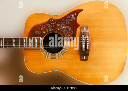 Close-up di anni settanta Yamaha FG-300 chitarra acustica Foto Stock