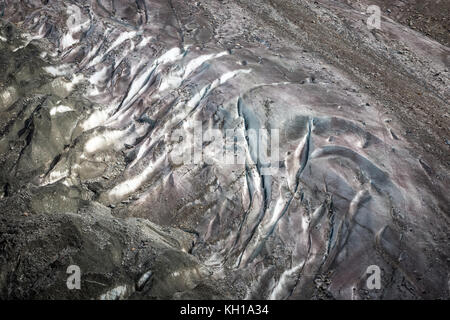 Grande ghiacciaio di Aletsch, SVIZZERA: dettaglio del blu profondo crepe o crepacci su il più lungo ghiacciaio d'Europa. Foto Stock
