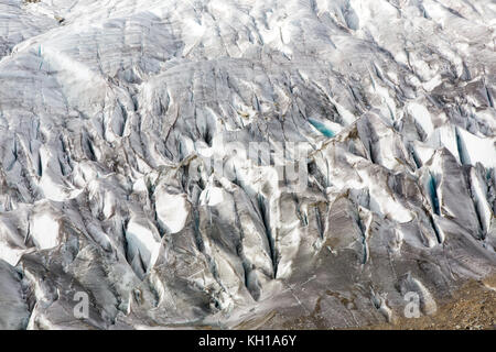 Grande ghiacciaio di Aletsch, SVIZZERA: dettaglio delle crepe profonde o crepacci su il più lungo ghiacciaio d'Europa. Foto Stock
