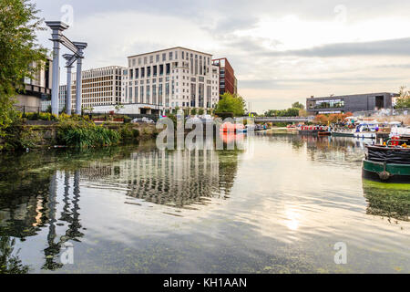 Sera riflessioni sul Regent's Canal a King's Cross, Londra, Regno Unito, la stazione di riempimento ristorante sulla sinistra con parti dal vecchio gasometri, 2017 Foto Stock