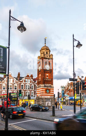 La Torre dell Orologio in Crouch End, Londra, Regno Unito, eretto nel 1895 in "l'apprezzamento e il riconoscimento dei servizi pubblici" di Henry Reader Williams (1822-97) Foto Stock