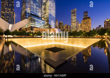 Il Nord Pool riflettente illuminato al crepuscolo con vista del World Trade Center Torre 3 e 4 e l'occhio. La parte inferiore di Manhattan, New York City