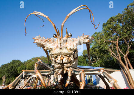 Aragosta gigante statua che si trova nella parte anteriore della canna di pioggia villaggio degli artisti, Islamorada, Florida Keys Foto Stock