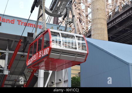 Cavo auto lasciando Roosevelt Island tramite il Roosevelt Island Tram, New York City Foto Stock