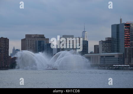 Barca FDNY celebra il 4 luglio sull'East River da tubi di sparo, New York City. Foto Stock