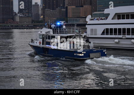 Il Dipartimento della polizia di New York batte in pattuglia durante le celebrazioni del 4 luglio a New York City, prese da Roosevelt Island Foto Stock