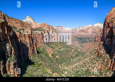 Il canyon del Parco Nazionale di Zion si affaccia su un giorno di sole chiaro Foto Stock