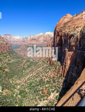 Il canyon del Parco Nazionale di Zion si affaccia su un giorno di sole chiaro Foto Stock