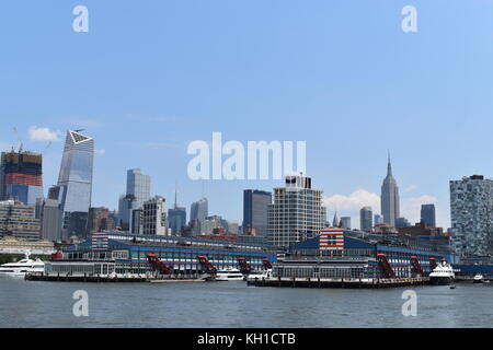 Moli Chelsea sul lato ovest di Manhattan, presi da una barca sul fiume Hudson, New York City. Foto Stock