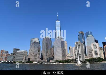 World Financial Center e One World Trade Center a Lower Manhattan, presi da una barca sul fiume Hudson Foto Stock