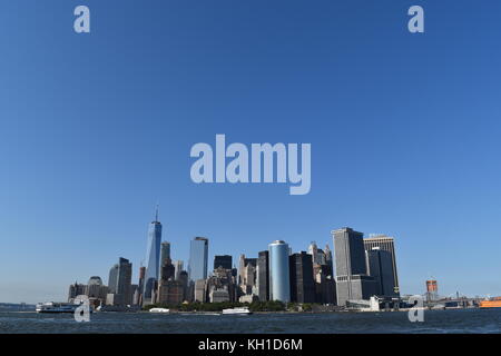 La parte inferiore di Manhattan skyline preso dal fiume Hudson, a bordo della Staten Island Ferry Foto Stock