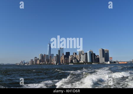 La parte inferiore di Manhattan skyline preso dal fiume Hudson, a bordo della Staten Island Ferry Foto Stock