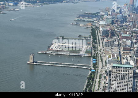 Pier 40 e la West Side Highway, preso da uno World Observatory. New York, luglio 2017. Foto Stock