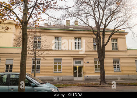 Gli uomini della Casa del dormitorio dove Adolf Hitler alloggiato per 2 mesi nel 1909, vienna austria novembre.8.2017 Foto Stock