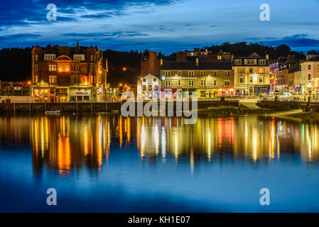 OBAN, SCOZIA - 14 AGOSTO 2017 - Vista notturna della baia della splendida città di Oban con riflessi di luci. Foto Stock