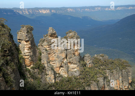 Le persone in cerca di tutta Jamison Valley da Echo Point Lookout, Katoomba, Blue Mountains, Australia. Foto Stock