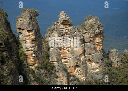 Le persone in cerca di tutta Jamison Valley da Echo Point Lookout, Katoomba, Blue Mountains, Australia. Foto Stock