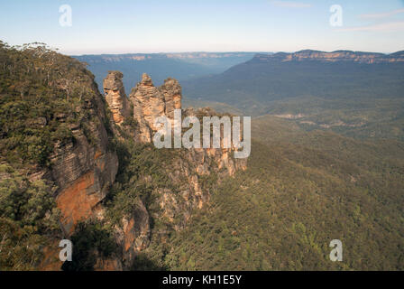 Le persone in cerca di tutta Jamison Valley da Echo Point Lookout, Katoomba, Blue Mountains, Australia. Foto Stock