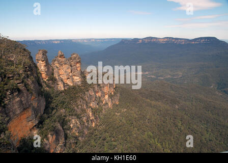 Le persone in cerca di tutta Jamison Valley da Echo Point Lookout, Katoomba, Blue Mountains, Australia. Foto Stock