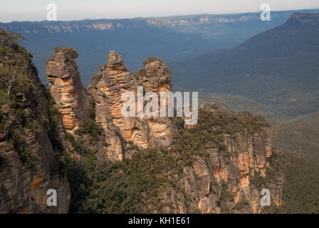 Le persone in cerca di tutta Jamison Valley da Echo Point Lookout, Katoomba, Blue Mountains, Australia. Foto Stock