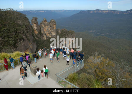 Le persone in cerca di tutta Jamison Valley da Echo Point Lookout, Katoomba, Blue Mountains, Australia. Foto Stock