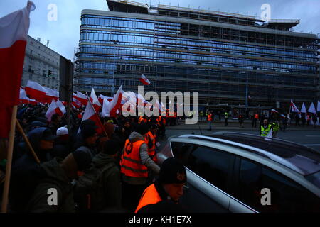 Varsavia, Polonia. Xi nov, 2017. Decine di migliaia di unire i nazionalisti marzo il giorno dell'indipendenza. Credito: madeleine Lenzo/Pacific press/alamy live news Foto Stock