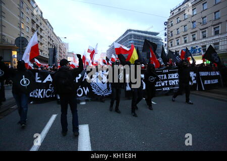 Varsavia, Polonia. Xi nov, 2017. Decine di migliaia di unire i nazionalisti marzo il giorno dell'indipendenza. Credito: madeleine Lenzo/Pacific press/alamy live news Foto Stock