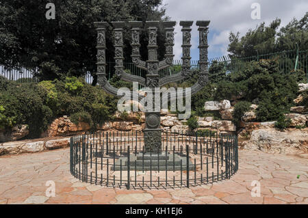 Knesset menorah davanti alla Knesset nel Parco delle Rose in Gerusalemme Foto Stock