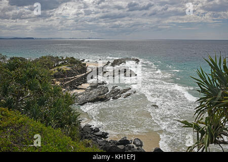 Snapper rocks a coolangatta sulla Gold Coast di Queensland, Australia, una ben nota zona di surf visto dal punto di pericolo, Surfers paradise dietro Foto Stock