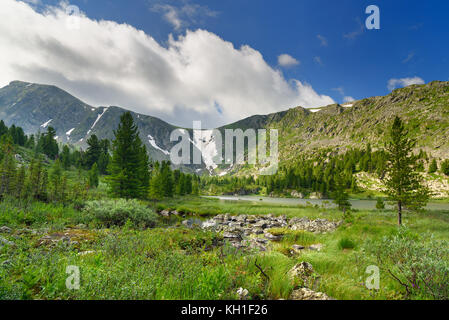 Vista sul Lago di Quarto di Karakol laghi nella gamma Iolgo. Altai Repubblica, Siberia. La Russia Foto Stock