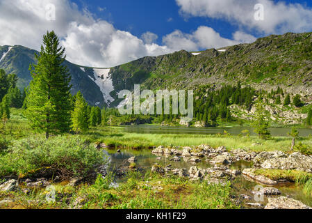 Vista sul Lago di Quarto di Karakol laghi nella gamma Iolgo. Altai Repubblica, Siberia. La Russia Foto Stock