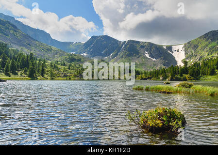 Vista sul Lago di Quarto di Karakol laghi nella gamma Iolgo. Altai Repubblica, Siberia. La Russia Foto Stock