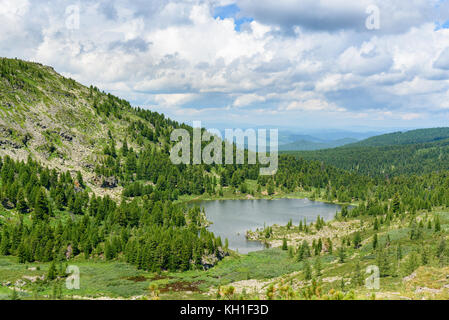 Vista sul Lago di Quarto di Karakol laghi nella gamma Iolgo. Altai Repubblica, Siberia. La Russia Foto Stock