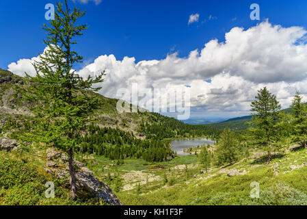 Vista sul Lago di Quarto di Karakol laghi nella gamma Iolgo. Altai Repubblica, Siberia. La Russia Foto Stock