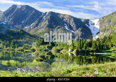 Vista sul Lago di Quarto di Karakol laghi nella gamma Iolgo. Altai Repubblica, Siberia. La Russia Foto Stock