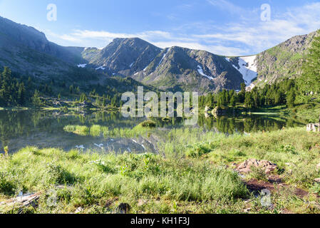 Vista sul Lago di Quarto di Karakol laghi nella gamma Iolgo. Altai Repubblica, Siberia. La Russia Foto Stock