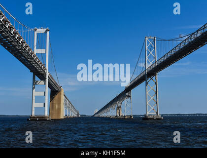 Sotto la distesa di Chesapeake Bay Bridge su una soleggiata giornata estiva Foto Stock
