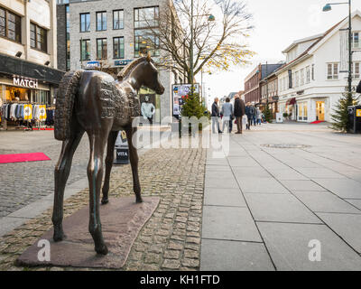 Kristiansand, Norvegia - 8 novembre 2017: La statua del cavallo, alias Hesten, a Markensgate. Via dello shopping con alcune persone Foto Stock