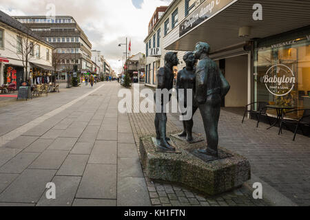 Kristiansand, Norvegia - 8 novembre 2017: La statua chiamata PAA Stripa, a Markensgate. Via dello shopping e zona pedonale. Foto Stock