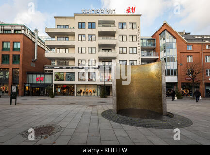 Kristiansand, Norvegia - 8 novembre 2017: La fontana di Markensgate si trova di fronte al centro commerciale Slottet. Foto Stock