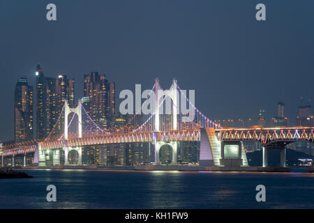 Gwangan bridge con la città di Busan in background di Busan, Corea del sud. Foto Stock