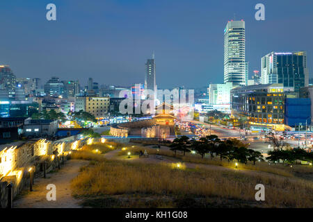 Seoul dongdaemun gate e traffico in Seoul, Corea del sud. Foto Stock