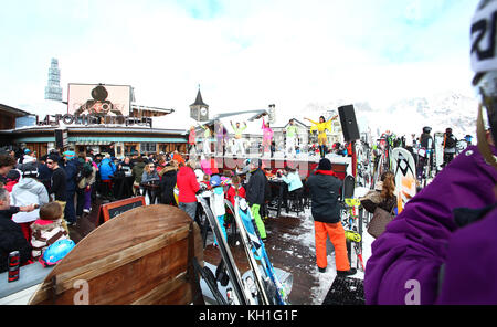 Apre club di sci su piste- la folie douce. partytime presso la plagnes località sciistica nelle Alpi francesi. Foto Stock