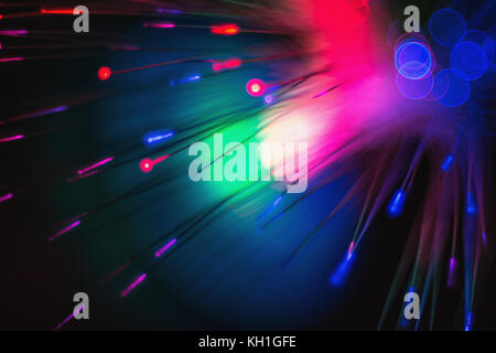 Hi-tech concetto - illuminazione sfocati dalla fibra ottica in vetro Foto Stock