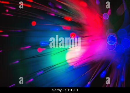 Hi-tech concetto - illuminazione sfocati dalla fibra ottica in vetro Foto Stock