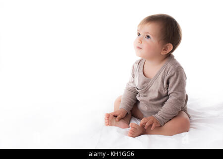 Ritratto di una bambina su sfondo bianco Foto Stock